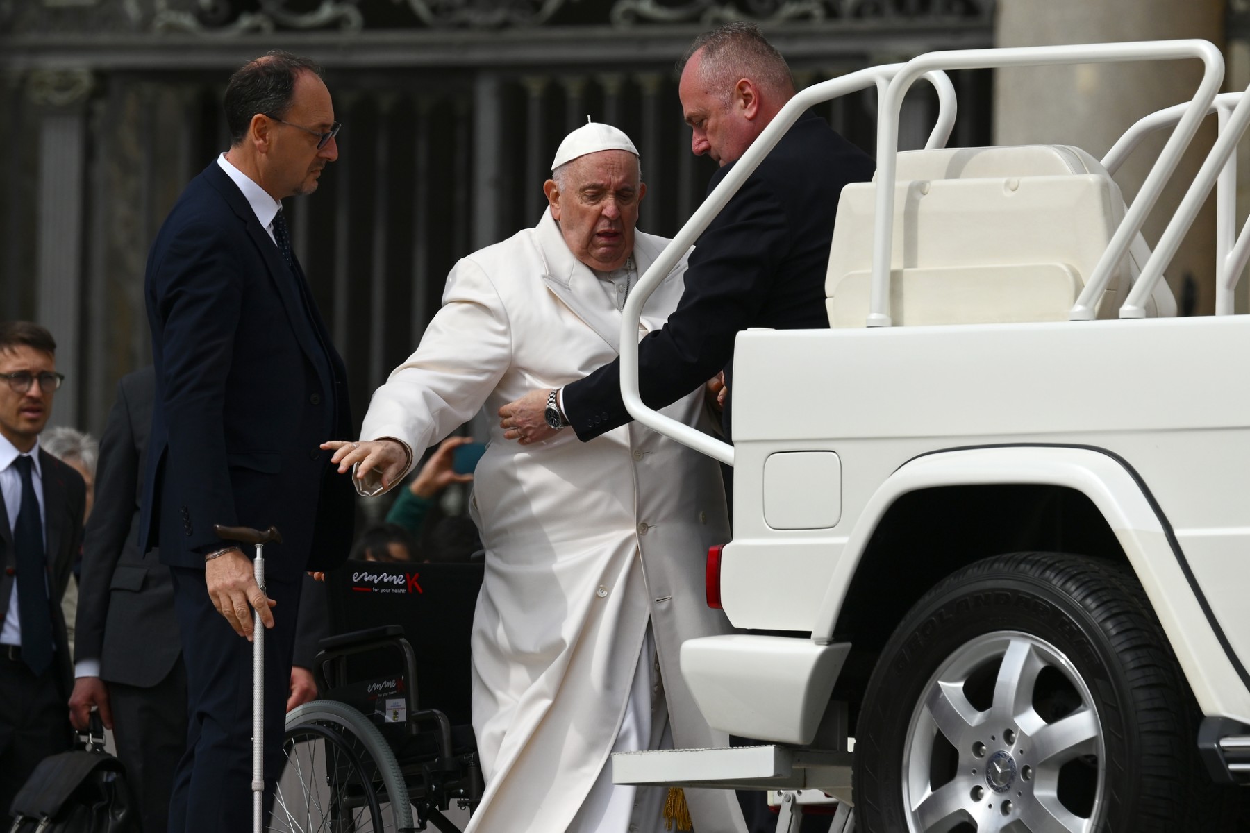 Le pape François, hospitalisé à Rome, a passé «une bonne nuit»