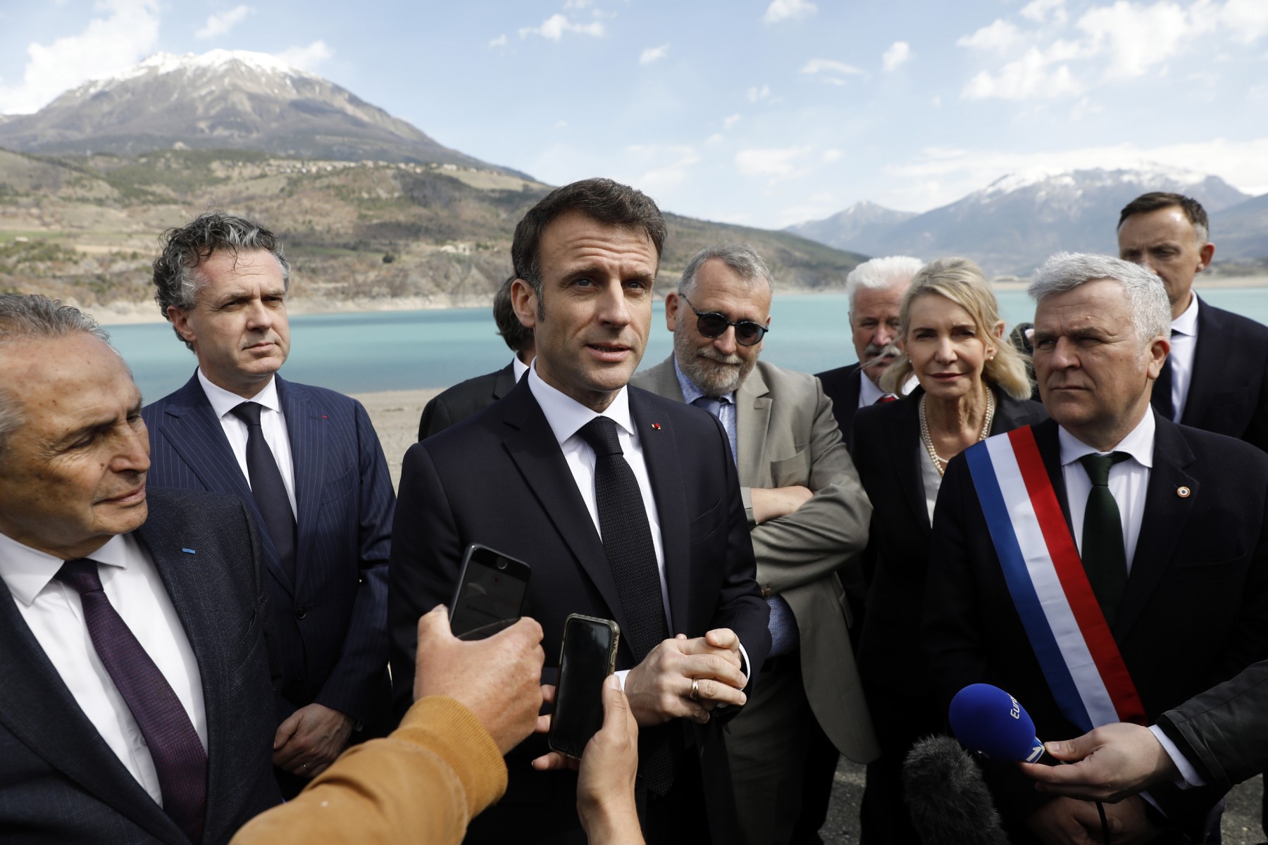 Macron sur le terrain pour afficher sa détermination à «avancer» malgré la crise
