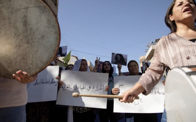 Des femmes portant des bannières et jouant avec des instruments lors d’une manifestation contre la mort de Mahsa Amini, une Kurde de 22 ans en Iran (Reuters/ photo d’archive)