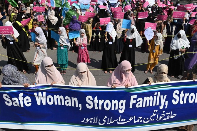 Pakistan: des femmes manifestent pour leurs droits, malgré les efforts pour les en empêcher