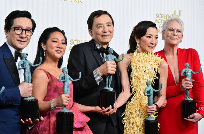 Les acteurs Michelle Yeoh, Ke Huy Quan, Stephanie Hsu, Jamie Lee Curtis et James Hong posent avec le prix de la Meilleure performance d'une distribution dans un film lors de la 29e cérémonie des Screen Actors Guild Awards, le 26 février 2023. (AFP)