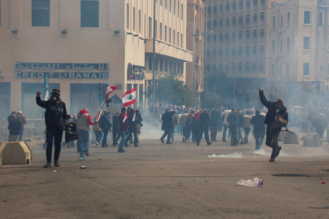 Crise économique au Liban: manifestation dispersée à coups de gaz lacrymogènes