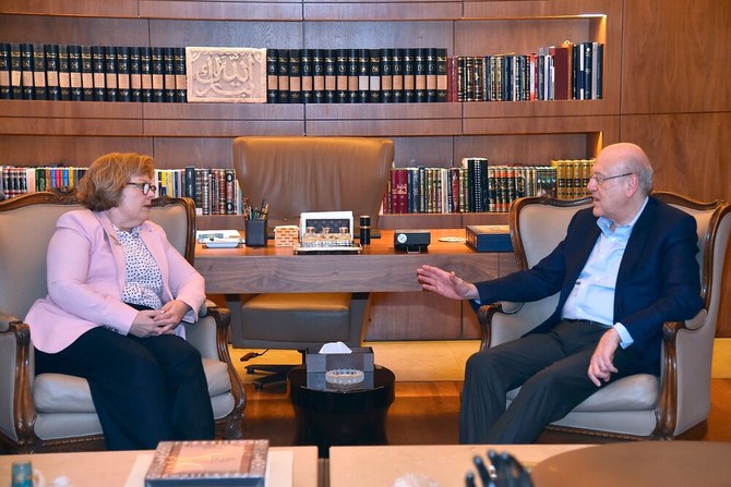Le Premier ministre libanais sortant Najib Mikati rencontre la secrétaire d'État adjointe américaine pour les affaires du Proche-Orient Barbara Leaf à Beyrouth, le 24 mars 2023. (AFP)