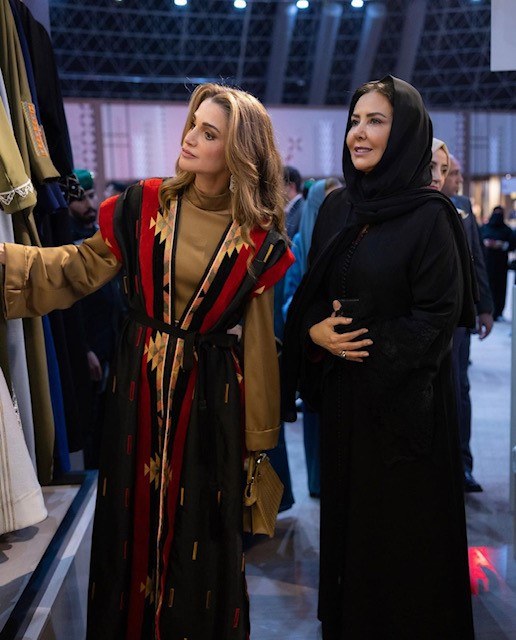 La reine Rania de Jordanie visite l'exposition Bizat al-Reeh et la Biennale des arts islamiques à Djeddah