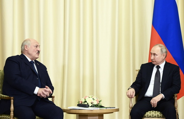 La France condamne l'intention russe de déployer des armes nucléaires au Bélarus