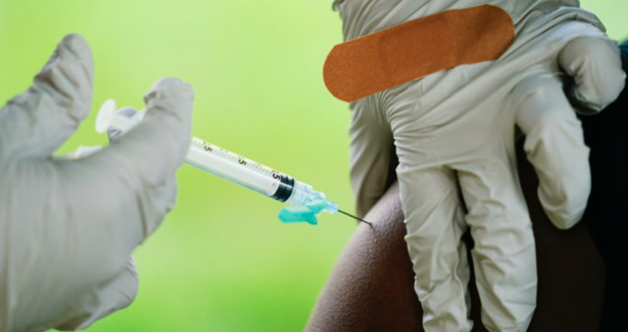 Covid: «Plus jamais» d'inégalités face aux vaccins, disent quelque 200 personnalités