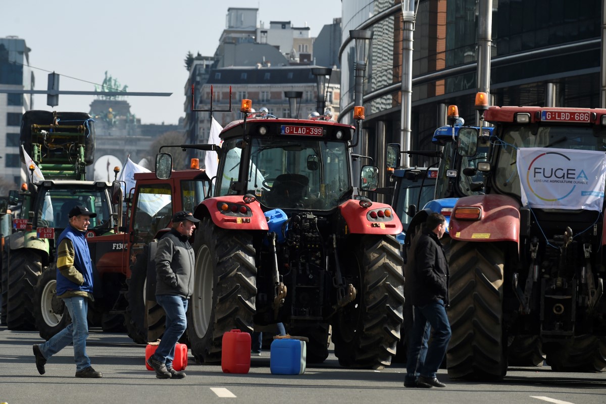 Des agriculteurs bloquent la Commission de l'Union européenne pour protester contre la chute des prix alimentaires, à Bruxelles, le 14 mars 2016. (Photo : John Thys / AFP)