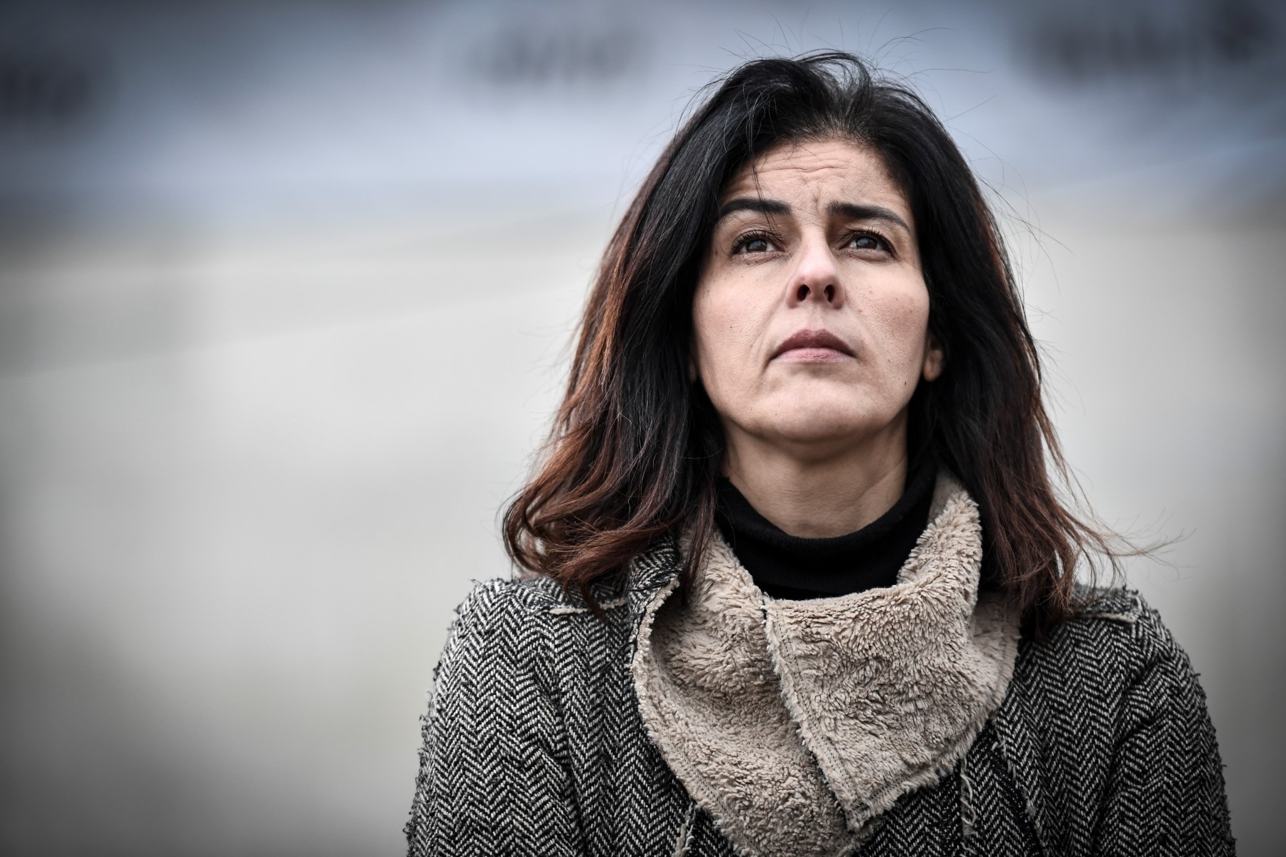 La chanteuse algérienne Souad Massi prononce un discours pendant l'installation d'une bâche dépeignant le journaliste algérien emprisonné Khaled Drareni par l'artiste français C215, le 15 octobre 2020 à Paris. (Photo Stéphane de Sakutin/ AFP)