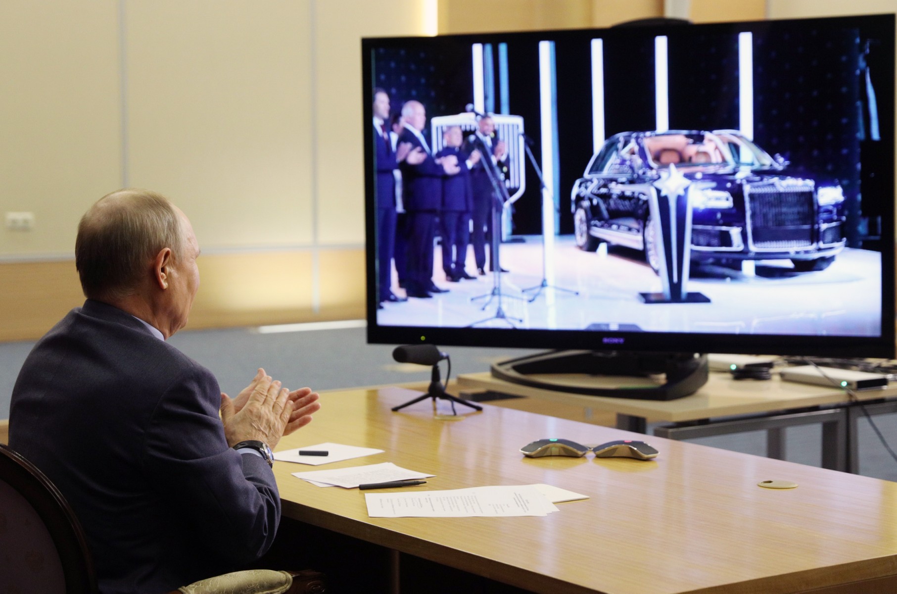 Le président russe Vladimir Poutine supervise l'ouverture d'une usine automobile Aurus au Tatarstan, via un lien vidéo à la résidence d'État Bocharov Ruchei à Sochi, le 31 mai 2021. (AFP / SPUTNIK / Sergei ILYIN)