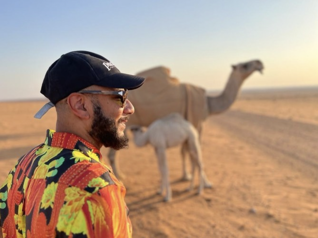 Le producteur de disques américain Swizz Beatz évoque les courses de chameaux avant l’AlUla Camel Cup