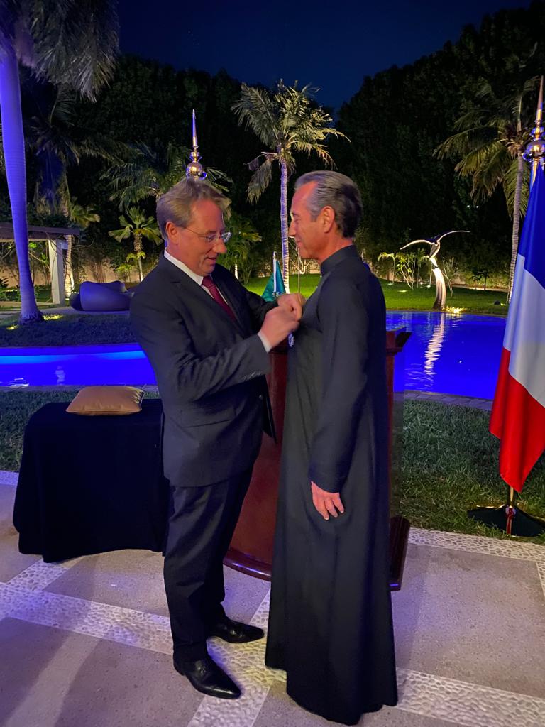 L’ambassadeur de France en Arabie saoudite, M. Ludovic Pouille, a décoré M. Ayman Tamer (Photo: Twitter @ludovic_pouille)