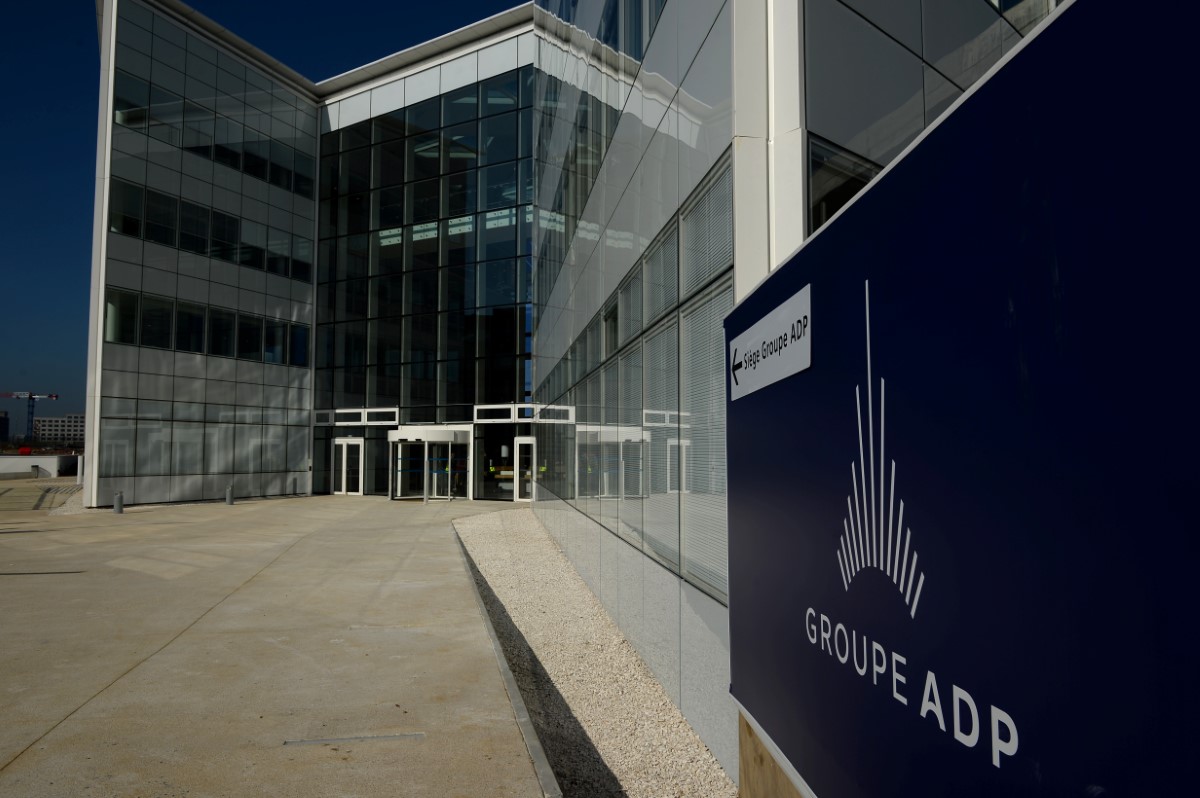 «Sobriété» sur les publicités lumineuses: gares et aéroports vont aussi s'y mettre