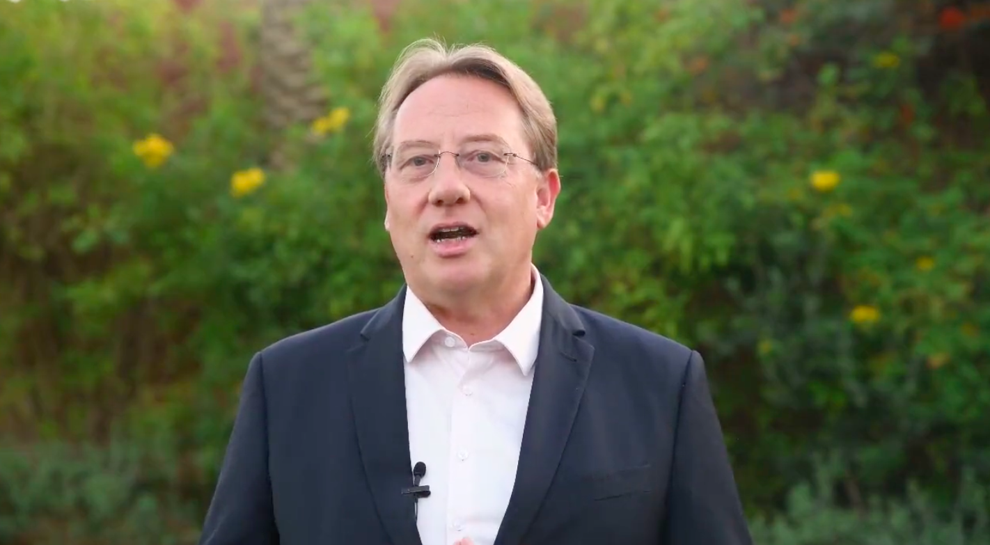 Ludovic Pouille célèbre la fête des mères en revisitant l'œuvre de Mahmoud Darwich