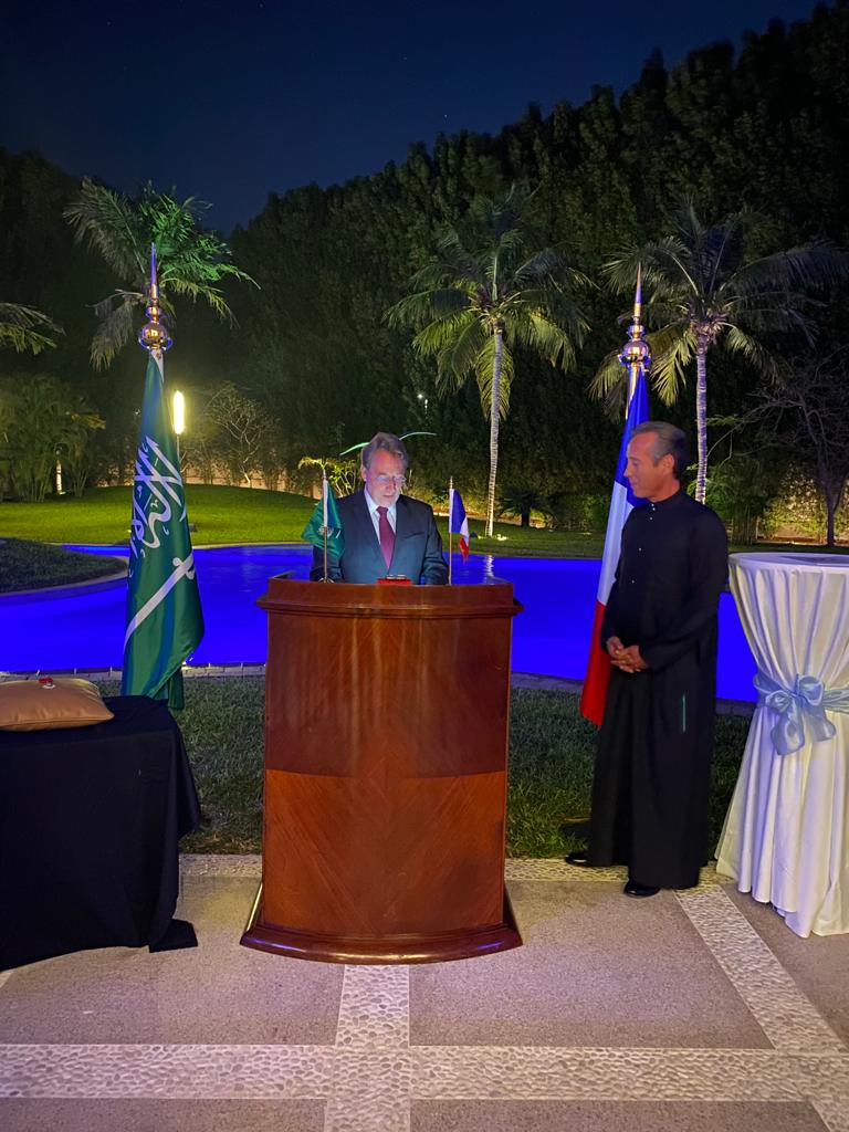 Vue de la cérémonie de remise des insignes de la Légion d'honneur à Ayman Tamer à la résidence de France à Riyad (photo, Twitter @ludovic_pouille)