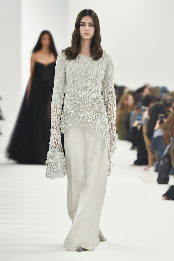 Loli Bahia lors du défilé de Givenchy, vêtue d’une robe longue de couleur blanc perle (Getty Images)