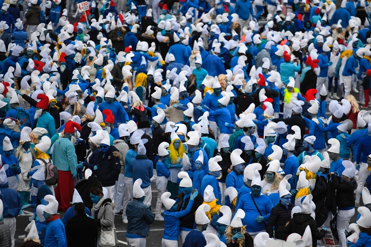 Des milliers de schtroumpfs déferlent sur Landerneau pour un record du monde