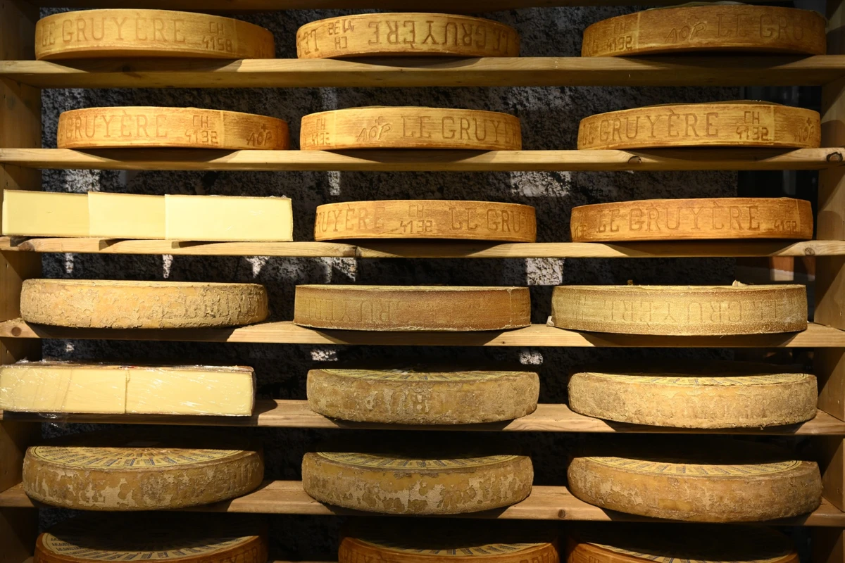 Une étagère avec du gruyère suisse est photographiée le jour de l'ouverture du Salon international de l'agriculture «Semaine verte» (Gruene Woche) à Berlin, le 20 janvier 2023. (Photo de Tobias Schwarz / AFP)