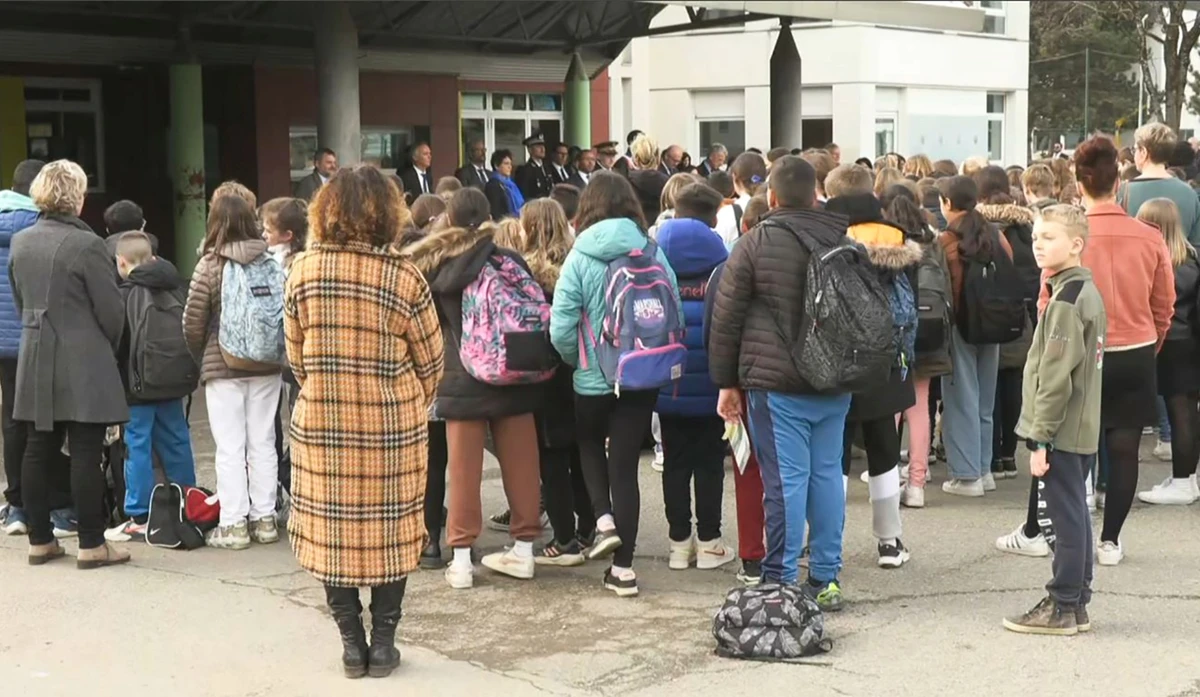 Cette capture vidéo tirée d'une séquence de l'AFP montre le ministre français de l'Éducation et de la Jeunesse, Pap Ndiaye (au centre), observant une minute de silence avec des élèves d'un collège d'Albertville, dans le sud-est de la France, le 23 février 2023, au lendemain de la mort d'Agnès Lassalle, une enseignante espagnole poignardée par un élève de sa classe à Saint-Jean-de-Luz, dans le sud-ouest de la France. (Photo de Julie Sebadelha / AFP)