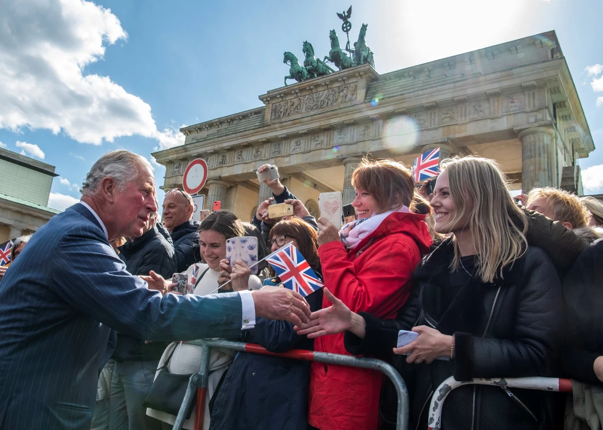 Dans cette photo d'archive prise le 07 mai 2019 le prince Charles de Grande-Bretagne alors prince de Galles, salue la foule lors d'une visite à la porte de Brandebourg à Berlin. (Photo : John Macdougall / Pool / AFP)