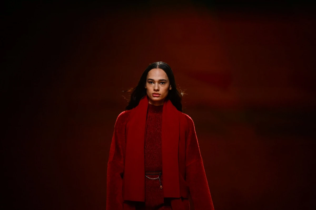 Rouge total pour une femme Hermès puissante et sensuelle