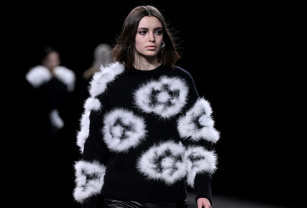 Fashion week: les camélias à volonté pour la femme Chanel