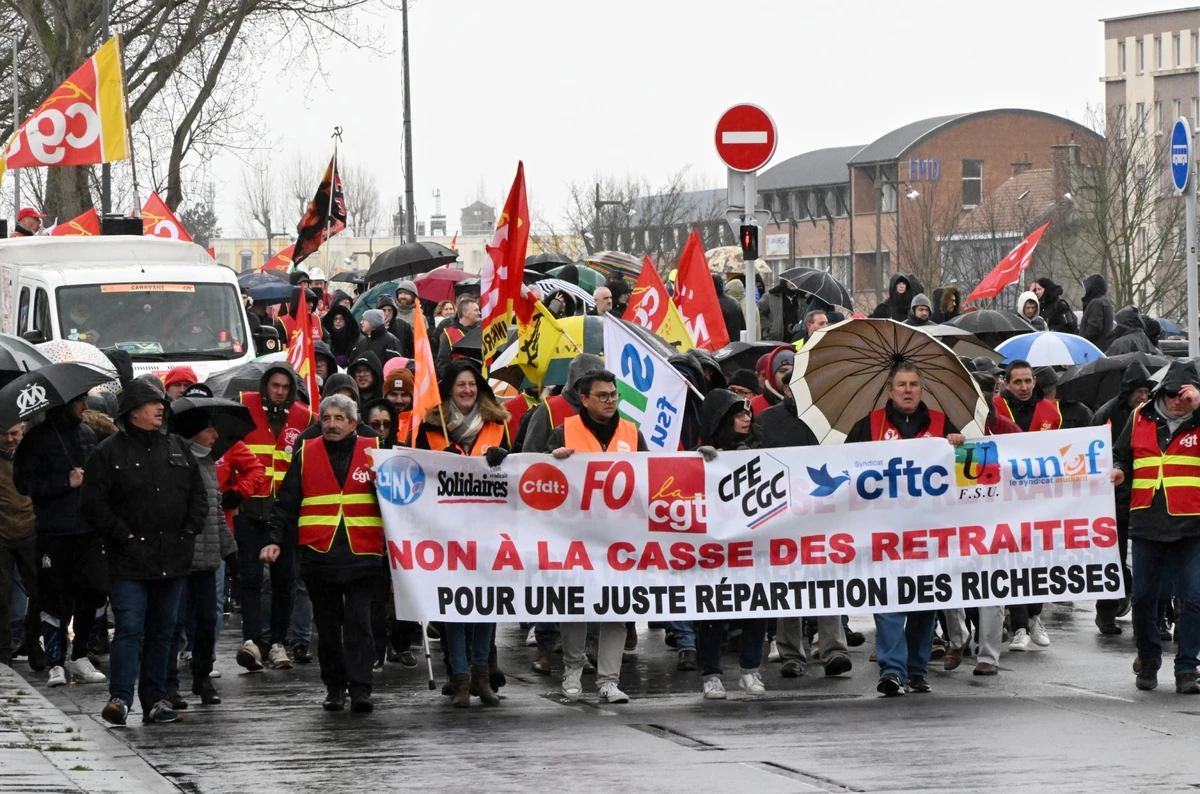 Retraites: dans la rue pour la 7e fois, les syndicats appellent Macron à « consulter le peuple»