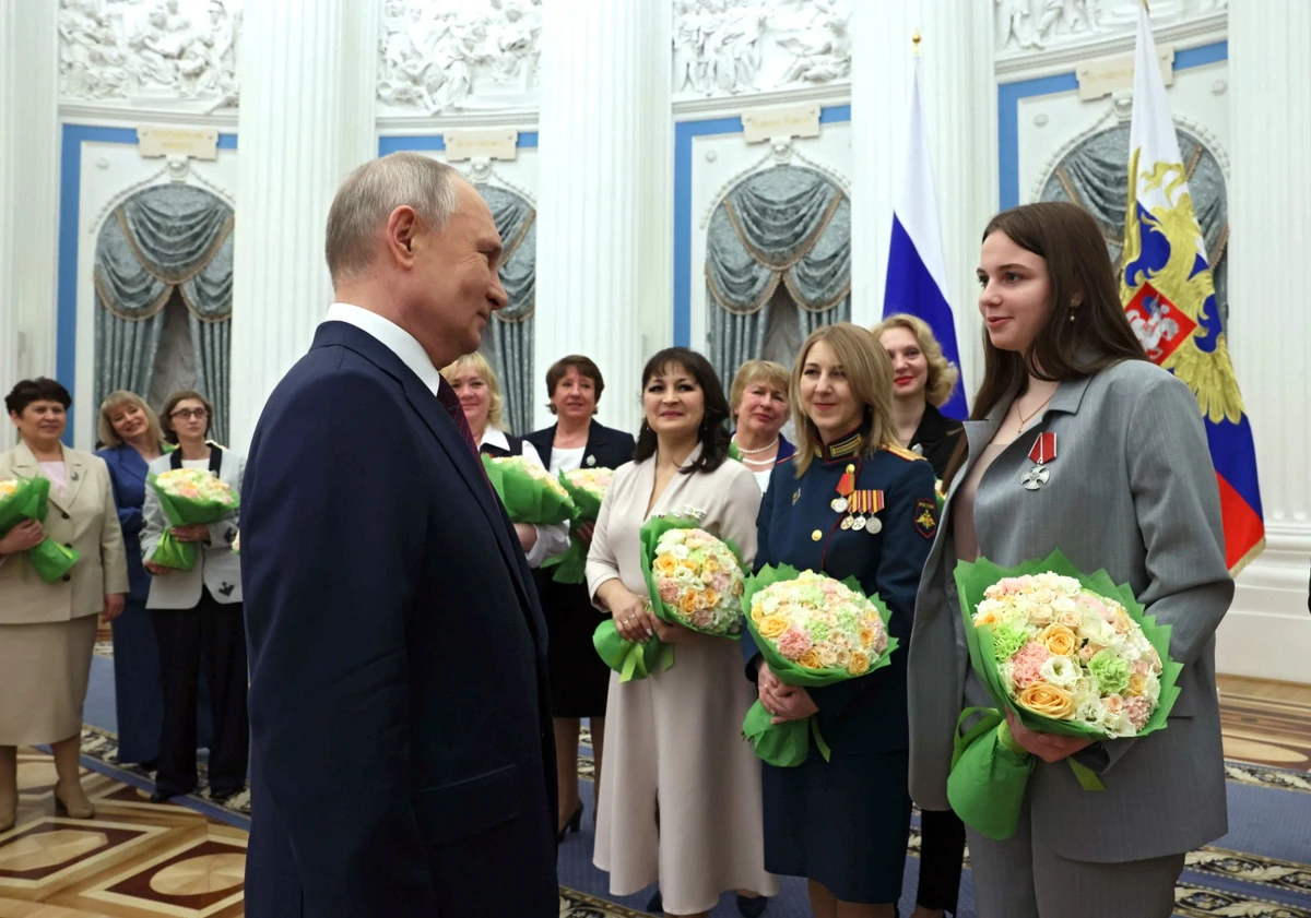 Ukraine: Pour le 8 mars, Poutine célèbre les femmes au service de la Russie