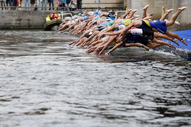 Des nageurs prennent le départ d’une course dans la Seine lors de la 6e édition du triathlon de Paris, le 6 juillet 2017 (AFP)