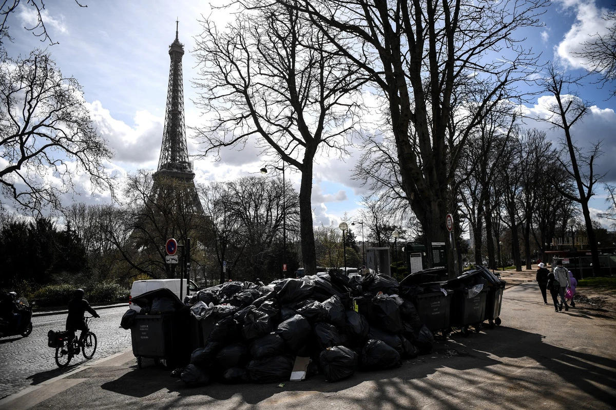 France: 10 000 tonnes d'ordures jonchent les rues de Paris