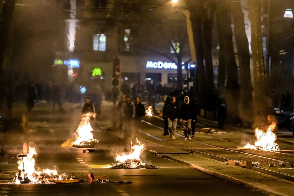 Retraites: Manifestations émaillées de tensions partout en France