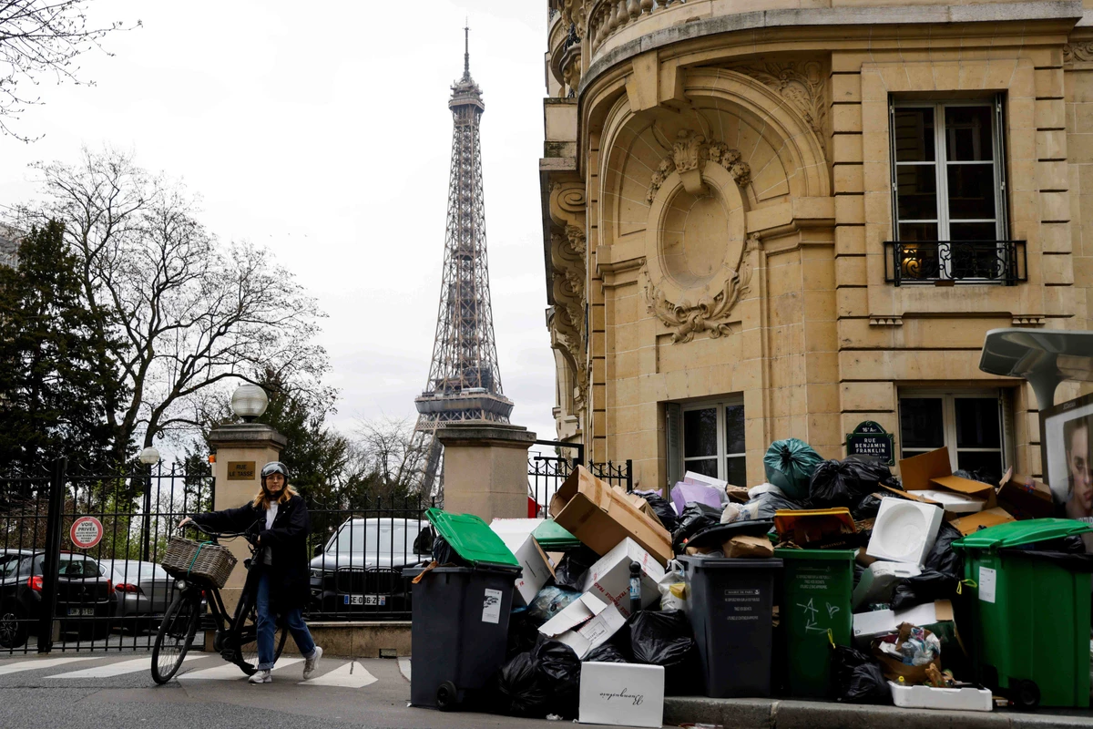 Retraites: la grève des éboueurs à Paris reconduite jusqu'à lundi