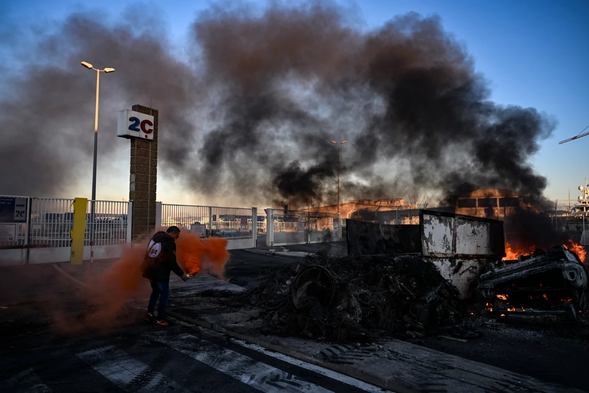 Dépôt pétrolier, ports, routes: nouvelles actions de blocage à travers le pays contre la réforme des retraites