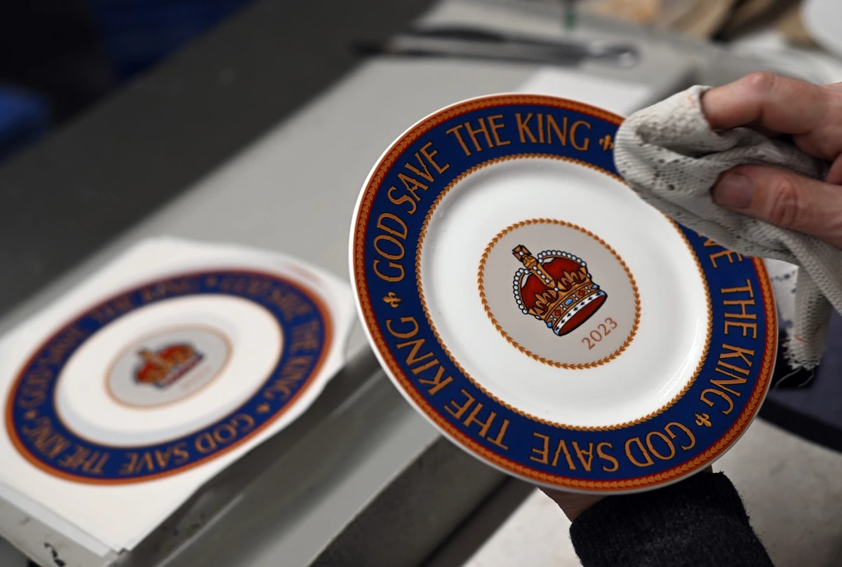 Sur cette photo prise le 20 mars 2023, une céramiste travaille sur une gamme de porcelaine fine, conçue pour commémorer le couronnement du roi Charles III, à Duchess China 1888 à Longton, dans le centre de l'Angleterre. (Photo de Paul ELLIS / AFP)