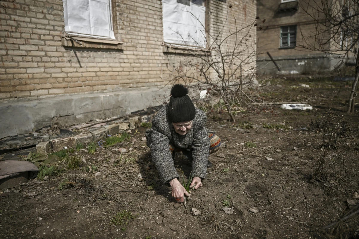Ukraine: près du front, Galyna, son jardin et sa pelle trop grande