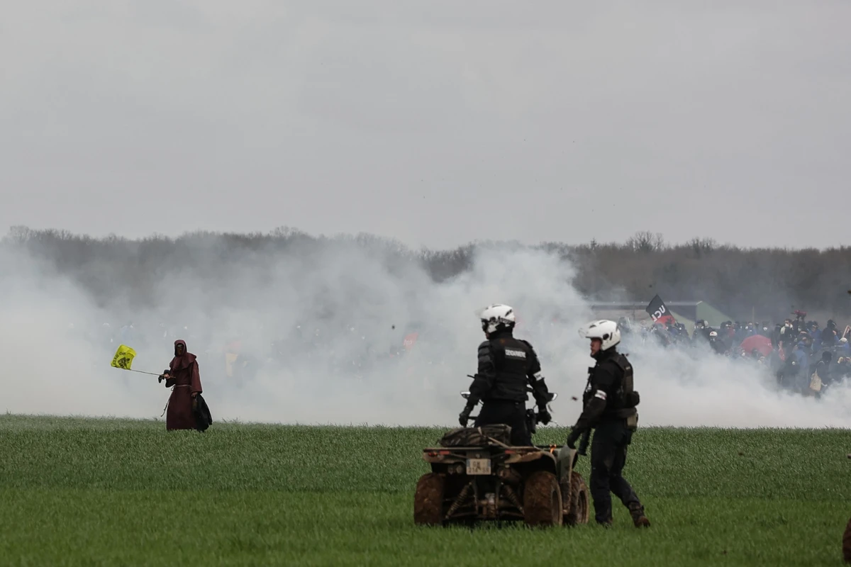 Affrontements de Sainte-Soline: Deux manifestants entre la vie et la mort