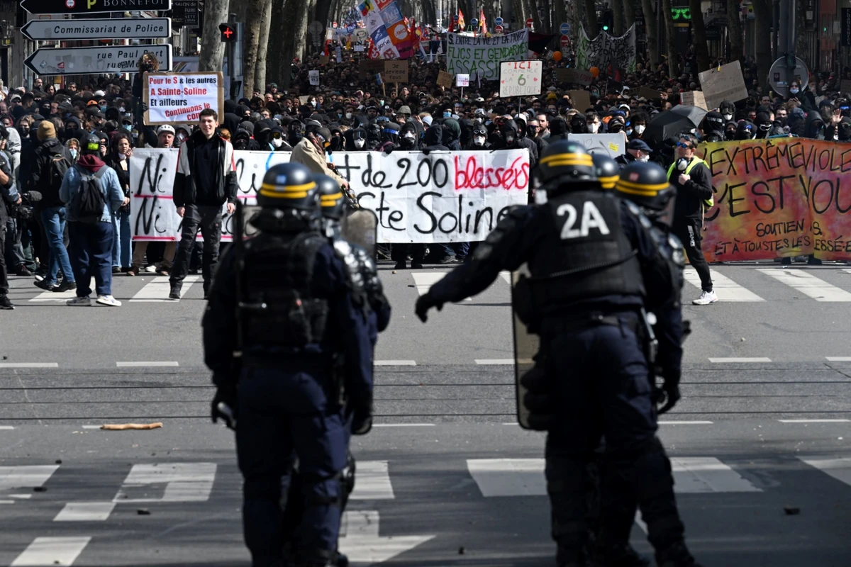 «Sainte-Soline, on n'oublie pas»: Des milliers de personnes manifestent dans plusieurs villes de France