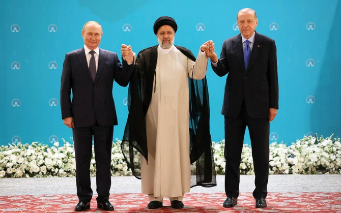 (De gauche à droite) Le président russe Vladimir Poutine, le président iranien Ebrahim Raïssi et le président turc Recep Tayyip Erdogan posent pour une photo avant une réunion trilatérale sur la Syrie à Téhéran le 19 juillet 2022. (AFP)