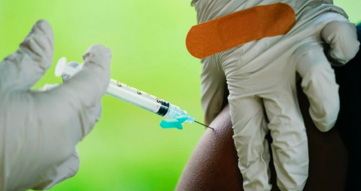 Covid: «Plus jamais» d'inégalités face aux vaccins, disent quelque 200 personnalités