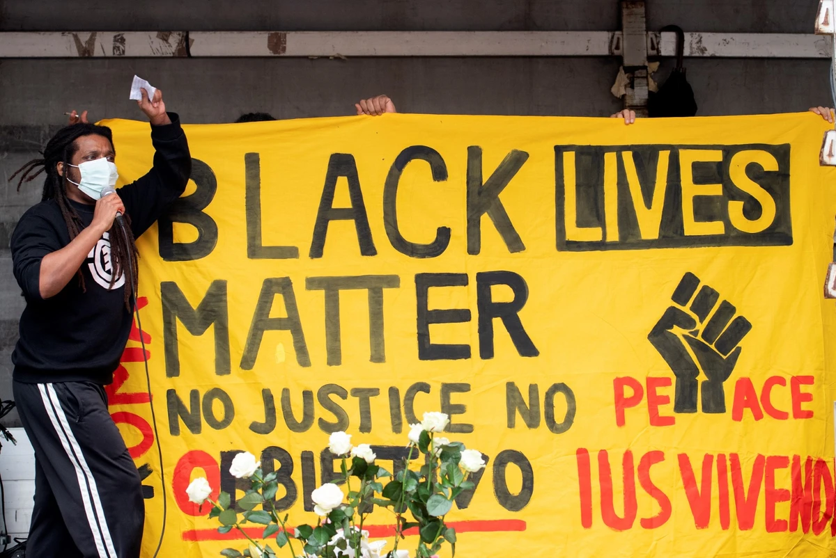 Dix agents de police et d'hôpital inculpés pour la mort d'un détenu noir aux Etats-Unis