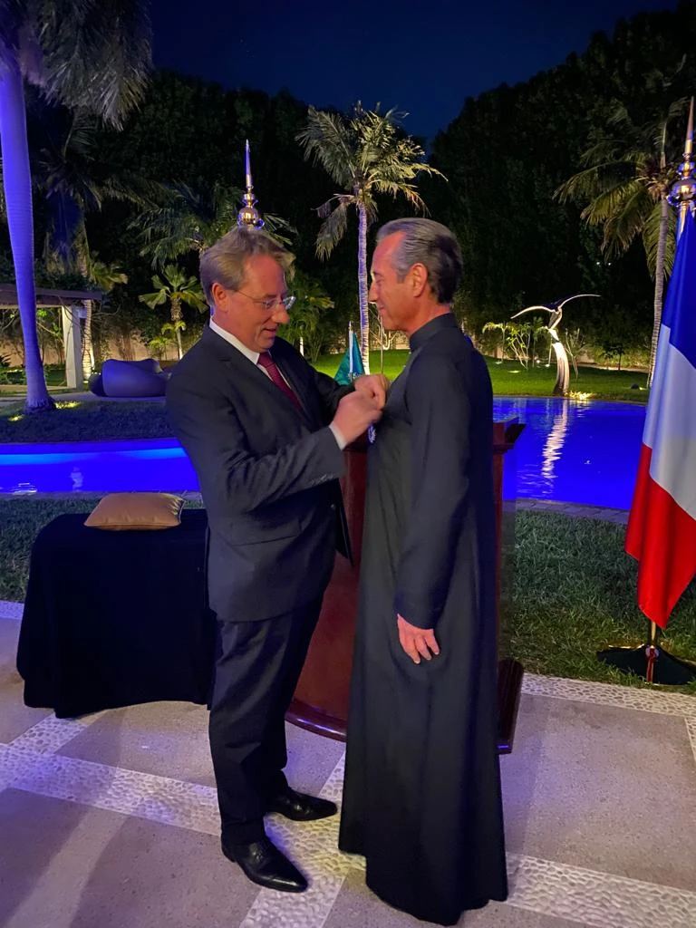 L’ambassadeur de France en Arabie saoudite, M. Ludovic Pouille, a décoré M. Ayman Tamer (Photo: Twitter @ludovic_pouille)