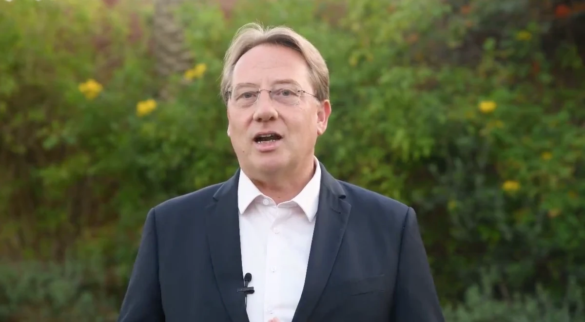 Ludovic Pouille célèbre la fête des mères en revisitant l'œuvre de Mahmoud Darwich