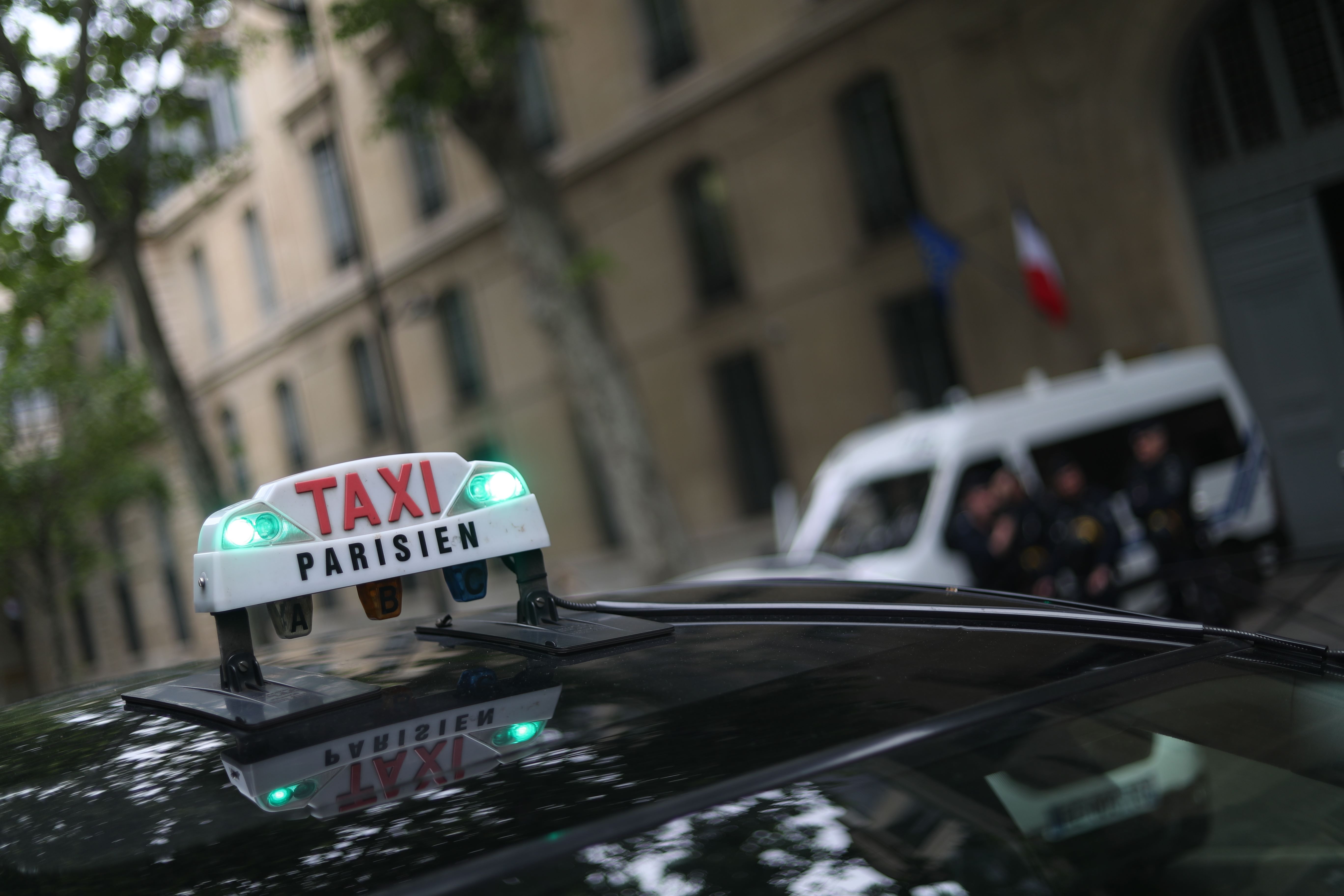 Facturés cent fois le prix: des touristes victimes de faux taxis à un aéroport de Paris
