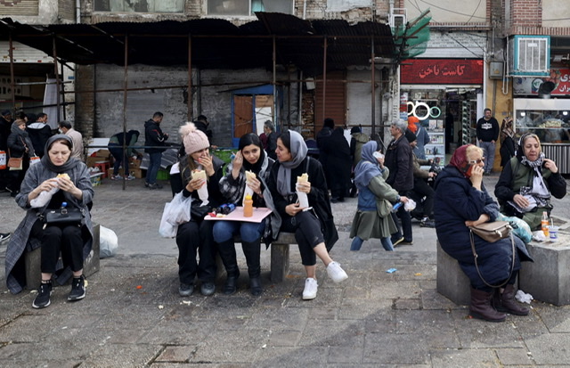 Iran: Mandat d'arrêt contre deux femmes non voilées agressées par un homme