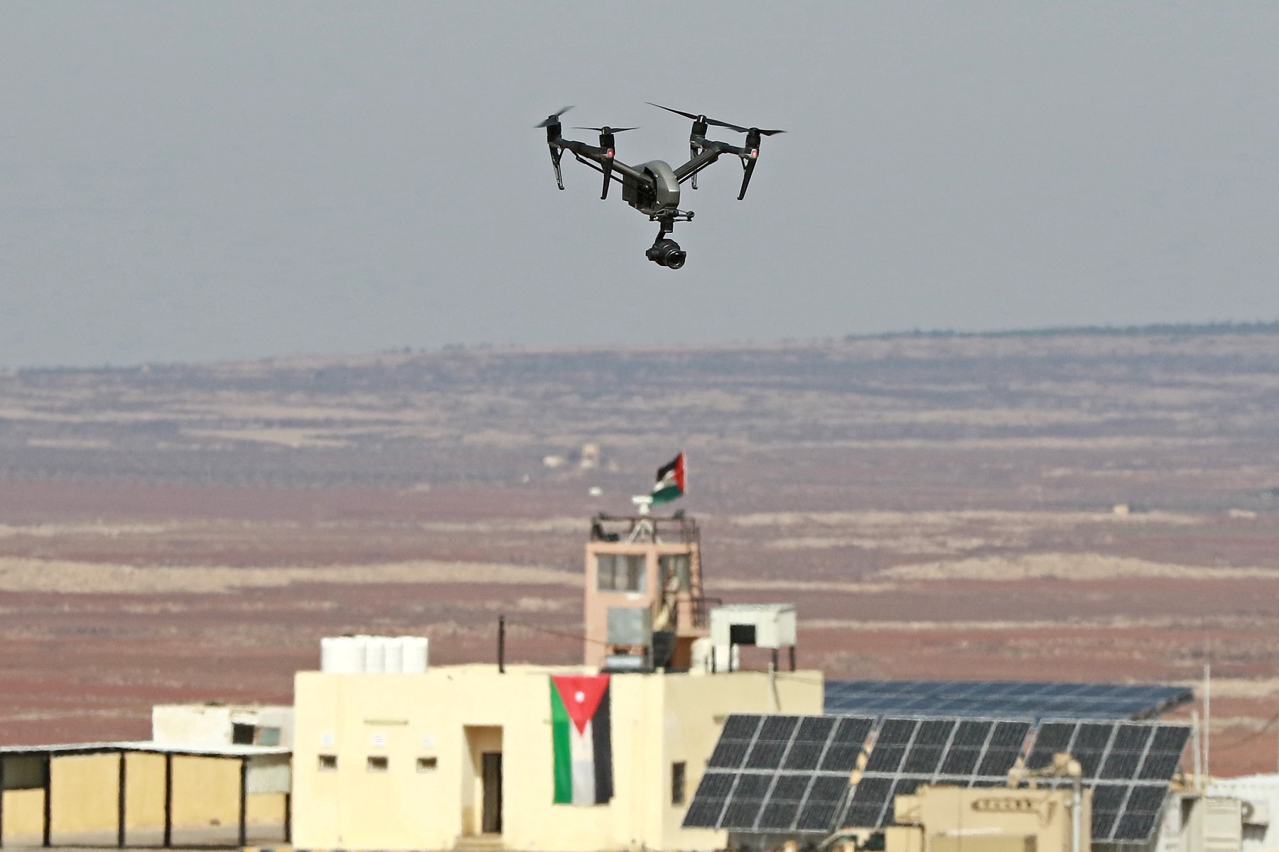 Une photo prise lors d'une visite organisée par l'armée jordanienne montre un drone survolant un poste d'observation le long de la frontière avec la Syrie, le 17 février 2022. (Photo par Khalil Mazraawi / AFP)