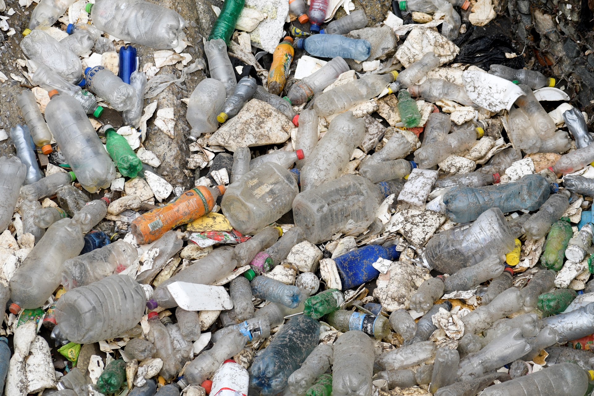 Consigne sur les bouteilles en plastique: Les maires disent toujours «non»