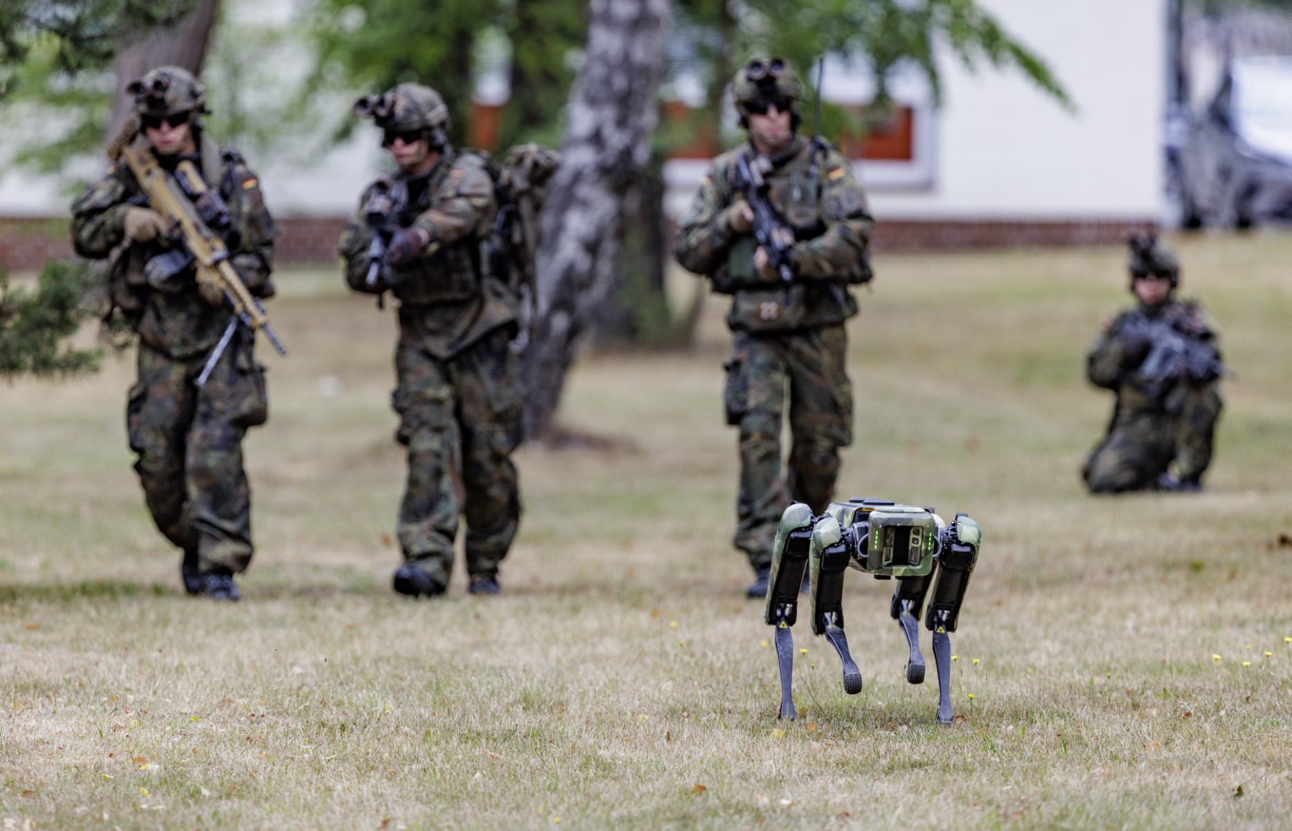 L'art de la guerre 2.0: Des robots-chiens pilotés par la pensée