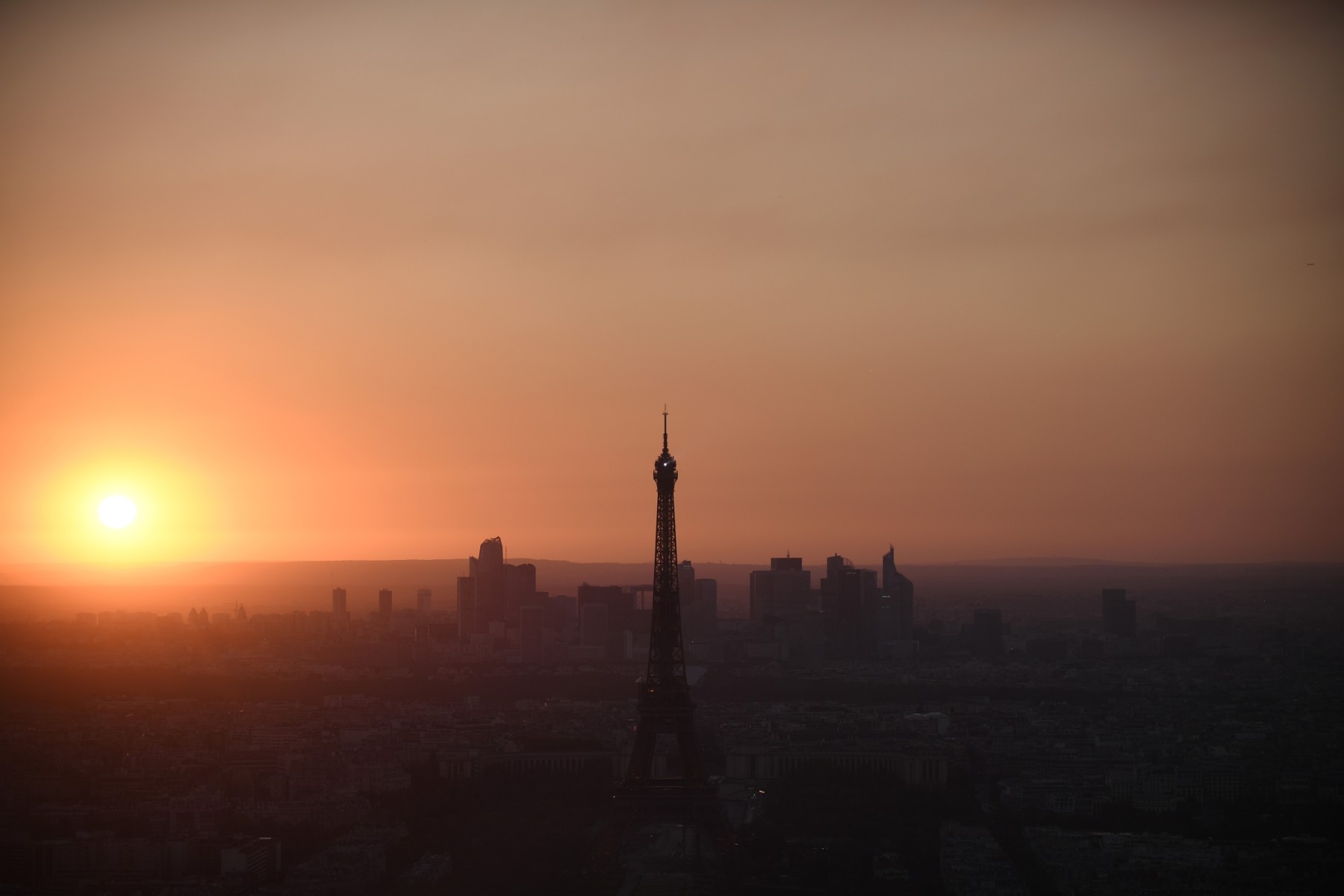 Cette photo prise le 14 juillet 2022 montre la Tour Eiffel au coucher du soleil à Paris, le 14 juillet 2022. (Photo par Julien De Rosa / AFP)