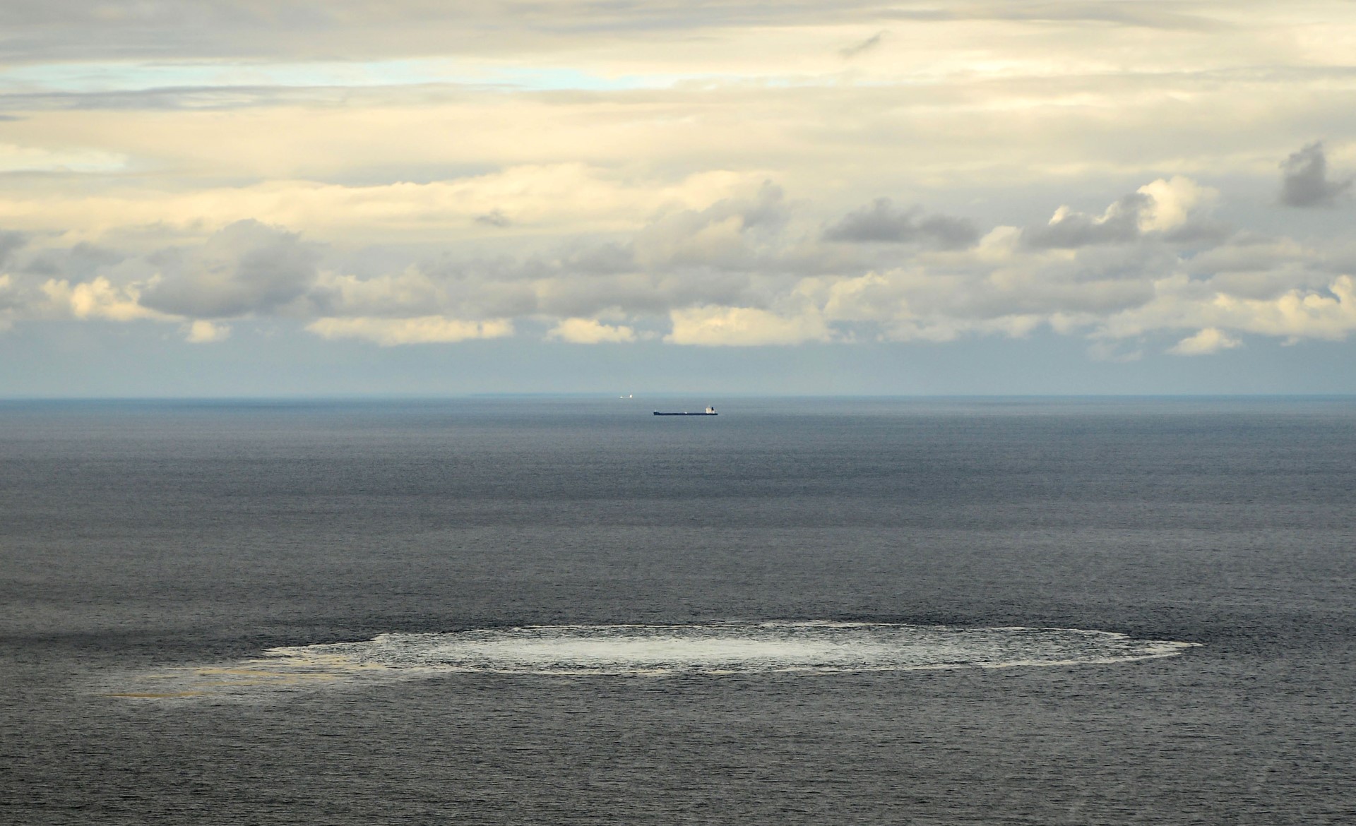 Cette photo diffusée le 30 septembre 2022 par le commandement de la défense danoise et prise le 29 septembre 2022 montre l'une des quatre fuites de gaz sur l'un des gazoducs Nord Stream endommagés dans la mer Baltique. (Photo by Handout / DANISH DEFENCE / AFP)