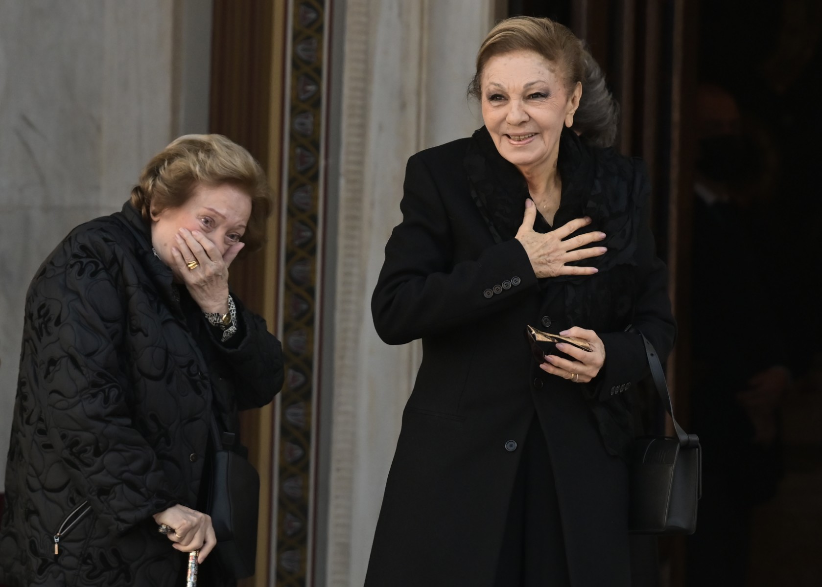 Farah Diba (à droite), ancienne épouse du dernier Shah d'Iran, lors de la cérémonie funéraire de l'ancien roi de Grèce Constantin II dans la cathédrale métropolitaine d'Athènes, le 16 janvier 2023. (Photo Aris Messinis / AFP)