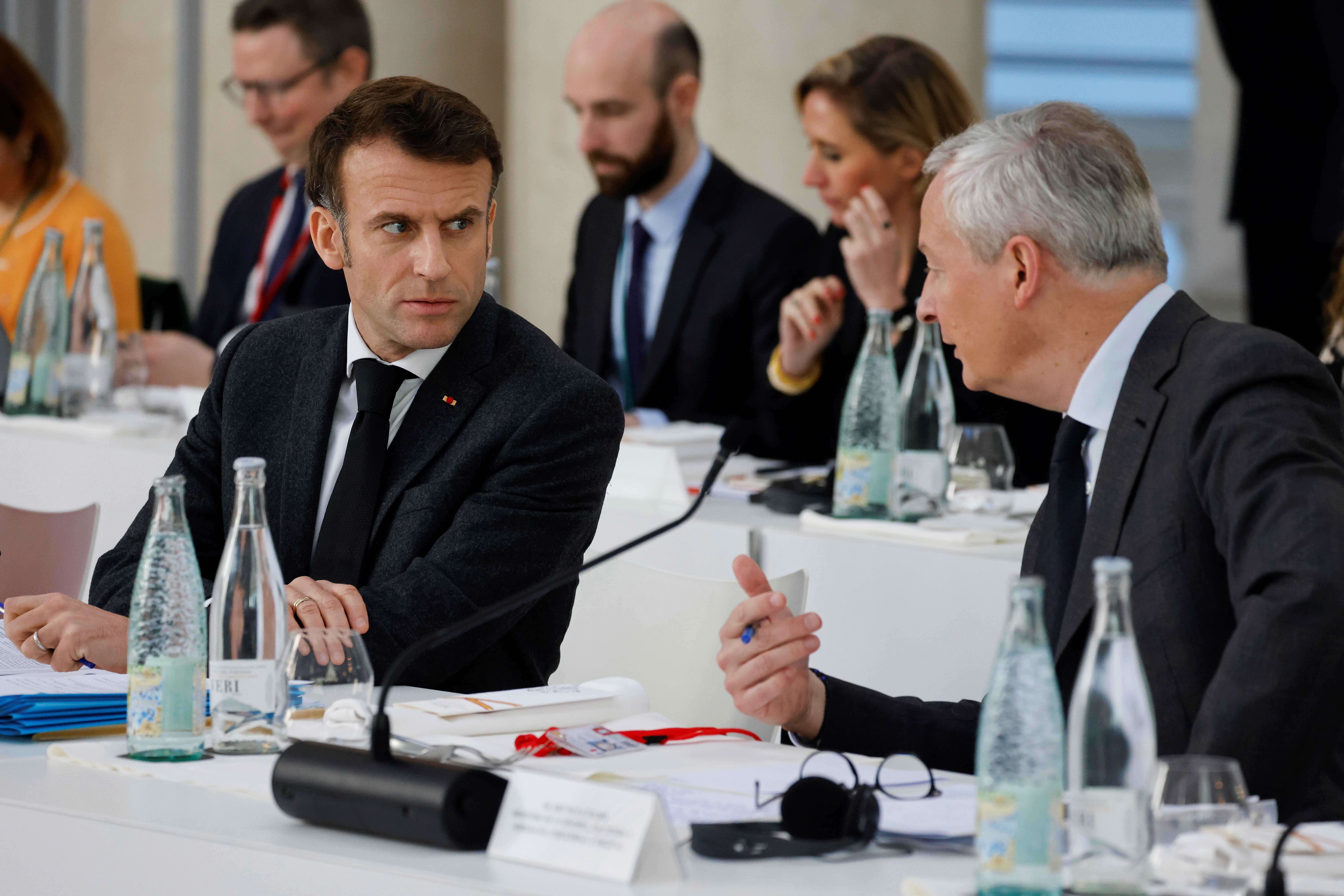 La France s'engage à continuer les réformes après la baisse de sa note par Fitch